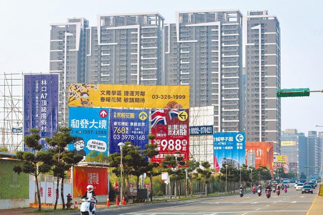 在野黨為搶攻青年支持，爭相提「囤房稅」修法，強烈表態，告訴外界「至少我們願意提案、而執政黨連提案都不敢提」。圖為預售屋推案量龐大的桃園龜山A7重劃區。（本報資料照片）