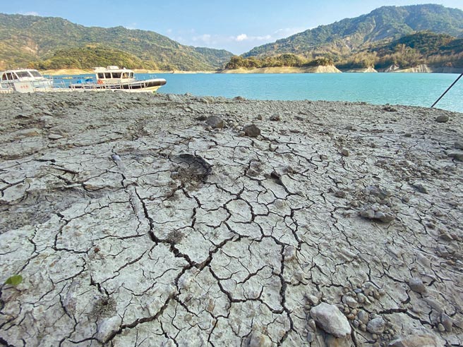 经济部昨表示，徵收耗水费会给1年缓衝期，最快明年底前开徵，针对电子业等月用9万度以上「超级用水大户」，不排除列第一阶段对象。图为南化水库岸际，因乾旱而遍地裂痕。（中央社）