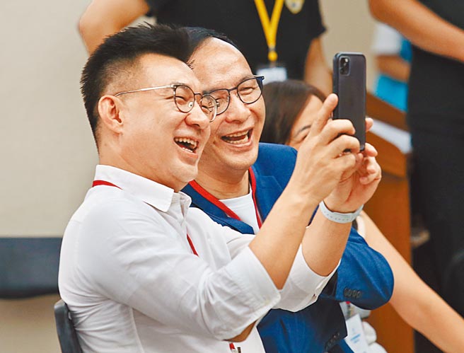 国民党主席7月改选，江启臣已表达竞选连任，朱立伦近日也打算宣布参选。图为2人去年出席活动时开心合照。（本报资料照片）