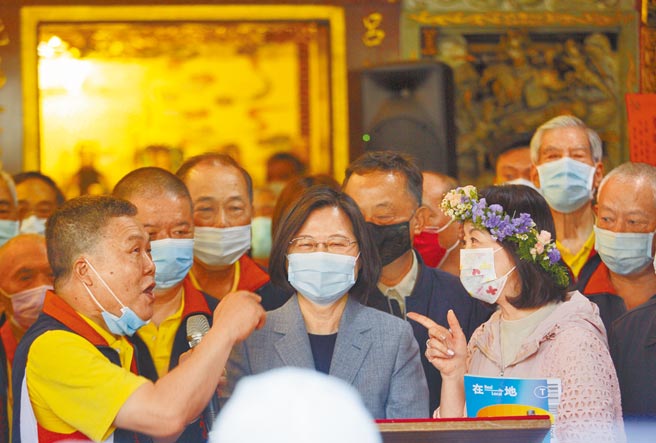 蔡英文总统（中）16日到天母三玉宫祈福，最近面临被罢免压力的民进党立委吴思瑶（右）也陪同，蔡英文颁布「爱瑶令」，呼吁大家能够珍爱好的立委。（张铠乙摄）