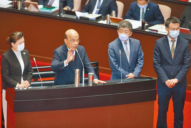 针对立委郑丽文询问大潭藻礁、反莱猪等公投如果通过了，苏内阁是否辞职下台以示负责？台上的经济部长王美花（左起）、行政院长苏贞昌、卫福部长陈时中、农委会主委陈吉仲皆无正面回应。（姚志平摄）