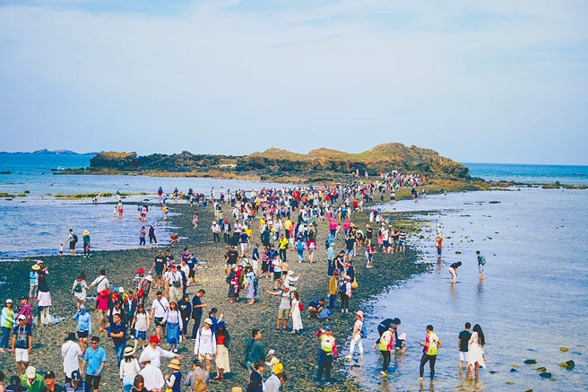 抢攻今夏国旅旺季，旅行社双雄不约而同插旗离岛。（本报资料照片）