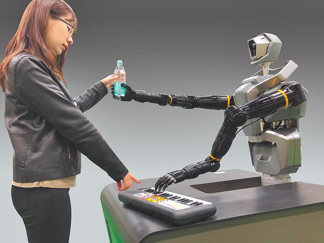 新世代金融基金会董事长陈冲鼓吹全民基本所得额，倡议推动负所得税。图为工研院「类人双臂机器人」。（工研院提供）