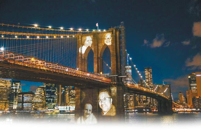 美国因新冠病毒染疫者超过3000万人，重灾区纽约市特别在布鲁克林大桥投影逝去的生命，以此做为纪念。（路透）