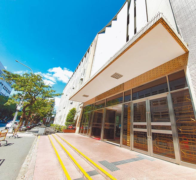 5年前某科技大学办理迎新活动，大三的陈女及张男被起诉，供男生内裤、女性内衣玩游戏，如有不从，以「放不开」「就差你这件」「过去便是这么玩」讽刺，让新生脱去身上隐私衣物，一审依强制罪判处拘役40天，二审逆转改判无罪确定。（本报资料照片）