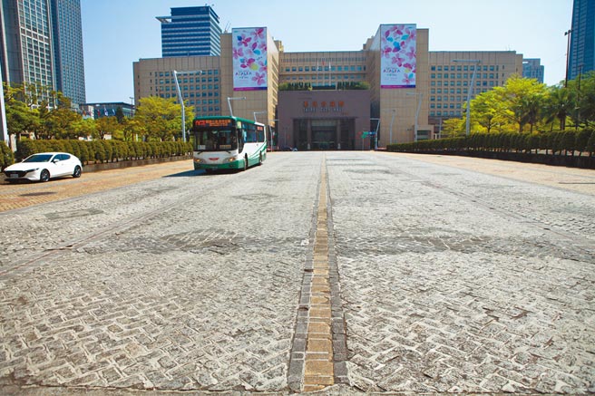 有民眾开车经过台北市政府前的新仁爱路，因地面车道分向标示不清，误闯入对向车道。（张立勋摄）