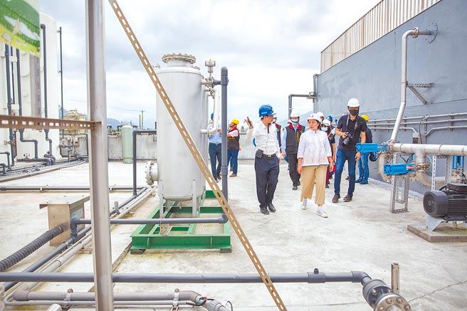 花莲县新建「璞石阁生质能源中心」，将畜牧粪尿集中处理沼气发电，每年可产生约80万度电，县长徐榛蔚16日到场了解工程进度。（花莲县政府提供／王志伟花莲传真）