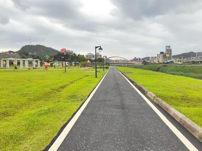 「基隆河岸親水空間串連計畫」正式啟動，市議員盼能在步道周邊設置公廁、休息空間。（翻攝照片／陳彩玲基隆傳真）