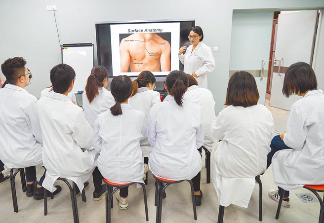大陆南开大学等校临床医学系，今年抛出「5+3一体化」学制招揽台生，5年制学士班读完后，直接续读3年硕士，毕业后即可执业。图为北京协和医学院临床上课情景。（新华社）