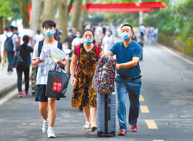 近年大陆大专院校频频向台湾硕博生招手，不少台生也以「西进」作为延续学业的另一舞台。图为新生在家长的陪同下一起入学报到。（中新社）
