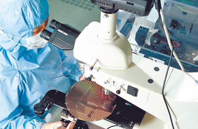 台灣資通訊產業蓬勃發展，但卻面臨人才不足的困境。圖為台積電8吋晶圓廠房內部生產過程。（台積電提供）