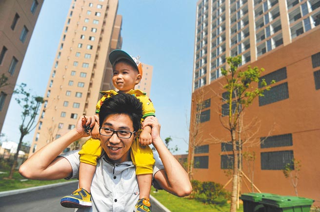 大陆近期兴建公租房，解决年轻人住房问题。图为安徽合肥市经开区天门湖公租房，住户带着孩子玩耍。（新华社）