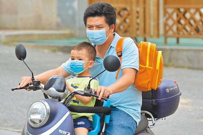 有鑑于多是爷爷奶奶隔代接送，或是妈妈接送，大陆不少学校推行父亲接送。（中新社）