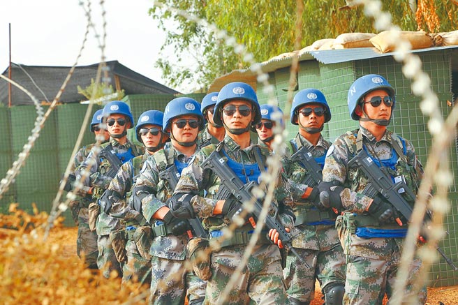 中国将向联合国维和人员捐赠30万剂新冠疫苗。图为中国第3批赴马里维和部队警卫分队官兵在营区外围展开警戒巡逻。（中新社）