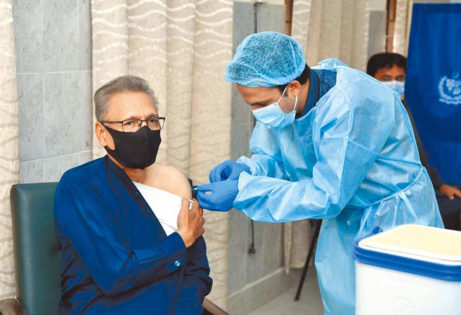 巴基斯坦總統阿里夫．阿爾維15日接種中國國藥集團生產的新冠疫苗。（新華社）