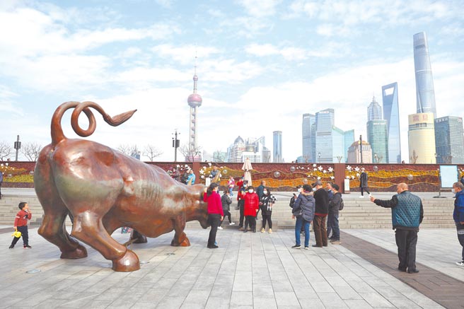 图为上海外滩金融牛吸引参观者。（中新社）