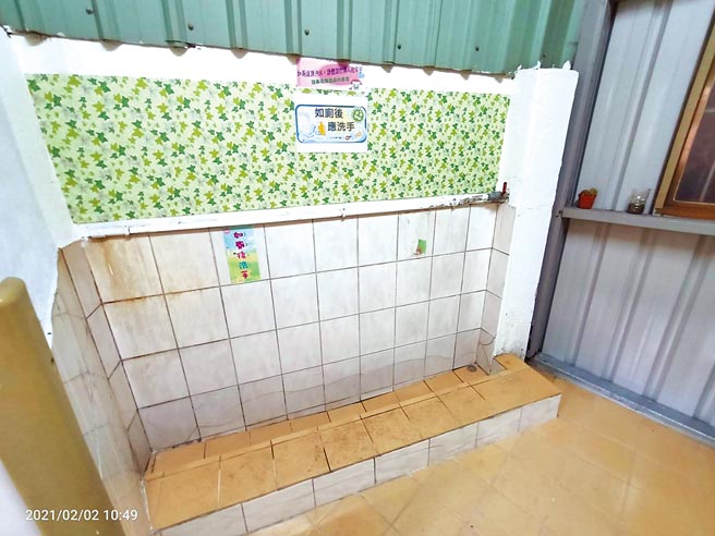 莺歌区凤鸣活动中心仍维持「沟渠状」厕所设置，当地民眾直呼「怪怪的」，每到活动中心都要忍着尿意，忍到回家才敢如厕。（新北市莺歌区公所提供／蔡雯如新北传真）