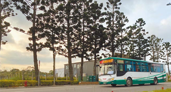 新北5公车将不绕行A8长庚站，桃园市议员陈雅伦16日批新北市长侯友宜欺侮龟山人。（陈雅伦提供／蔡依珍桃园传真）