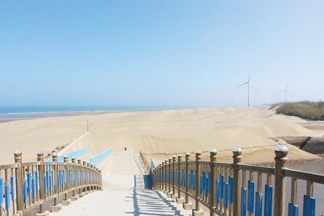 苑港漁港北側堤防遭海沙掩埋，「萬里長沙」景象相當驚人。（巫靜婷攝）