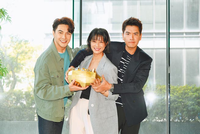 王傳一（右起）、賴雅妍、謝佳見昨合體現身新戲記者會。（三立提供）