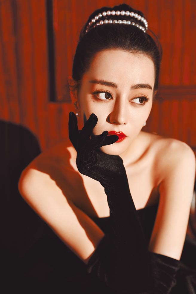 MIKIMOTO代言人迪丽热巴以优雅的復古造型诠释珍珠项炼，风华绝代。（MIKIMOTO提供）