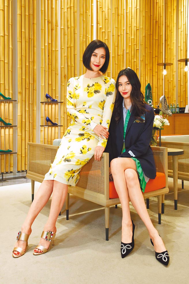 妈妈钱德月（左）身穿Blumarine黄色花卉洋装4万3800元与Manolo Blahnik Doyasi经典款高跟鞋4万1800元。而女儿董若彤（右）则是展现自己Mix&Match的高超功力，身穿MSGM灰绿荷叶条纹长版衬衫1万4800元、深蓝色西装外套2万4300元、MSGM黄色格纹短裙1万1500元、Manolo Blahnik Verda高跟鞋4万4800元。（蓝钟提供）