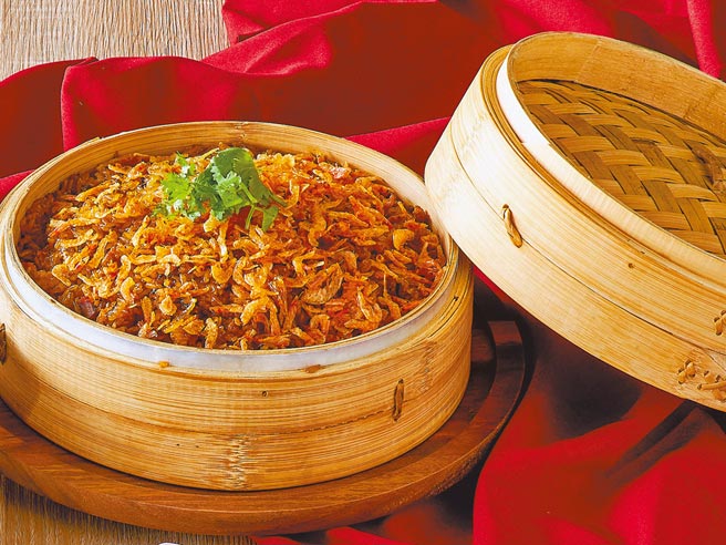 Global Mall新北中和店的欣叶小聚推出聚餐优惠，12月28日前每周二用餐按讚打卡欣叶小聚Facebook，即可以优惠价399元享用樱花虾米糕。（Global Mall提供）