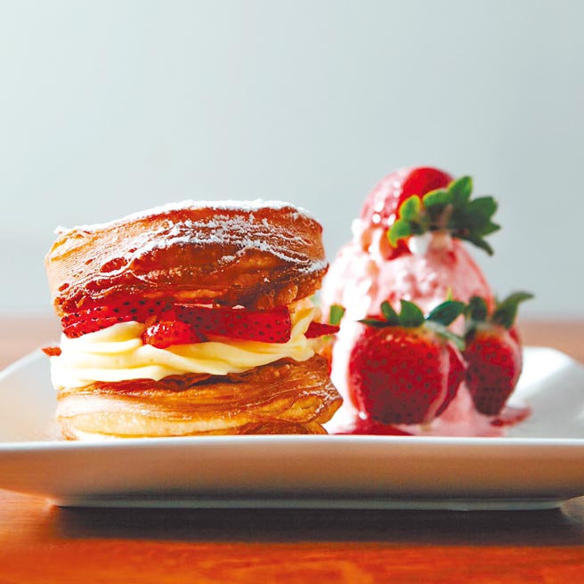 Global Mall板桥车站店的好滴咖啡推出人气甜点草莓可拿滋，推荐价240元。（Global Mall提供）