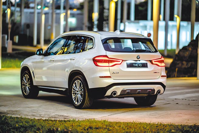 BMW X3 xDrive30i Luxury白金领航版配备Luxury Line专属轮圈、镀铬饰条、饰板与缎面铝质窗框，并配备进阶LED主动式转向头灯、远光灯辅助系统，售价292万元。（汎德提供）