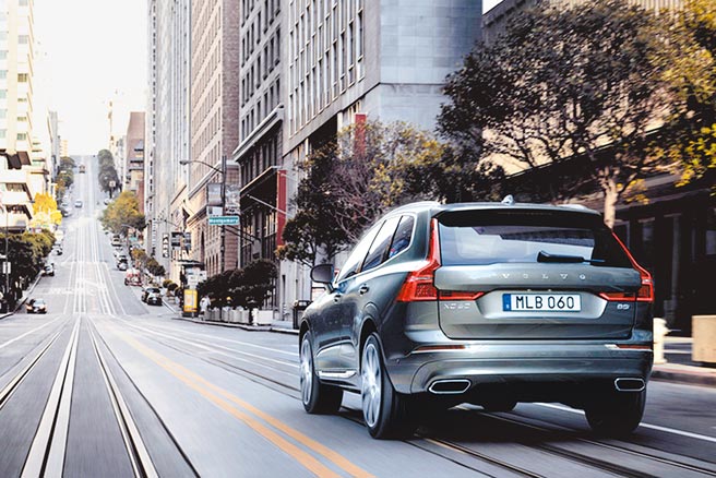 21年式VOLVO XC60配备AAC先进动力清净科技、无线充电板、后座TYPE C充电座，并升级MILD Hybrid 48V，可额外提供超增压14hp马力，售价215万元起。（国际富豪提供）