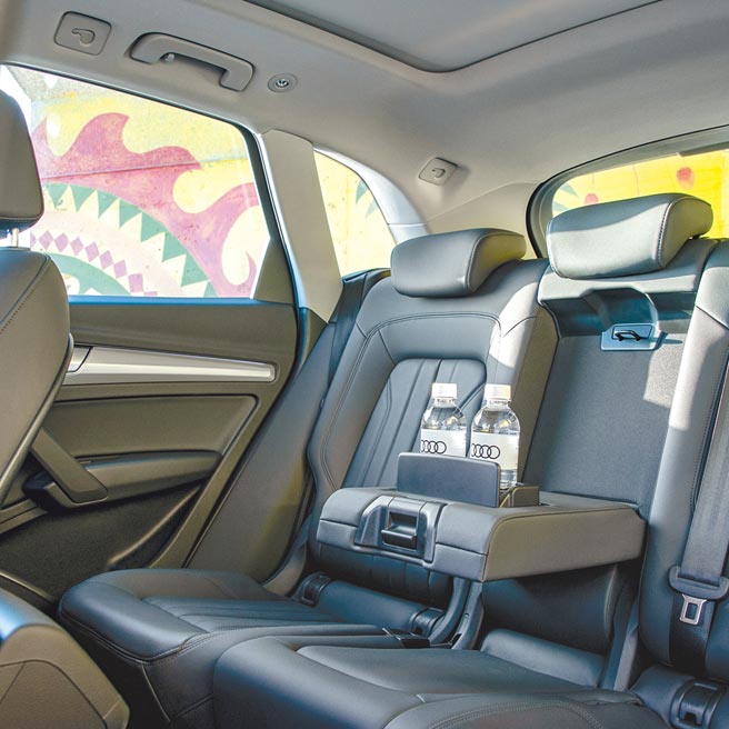 后座可前后滑移10cm并可调整椅背角度。（陈大任摄）