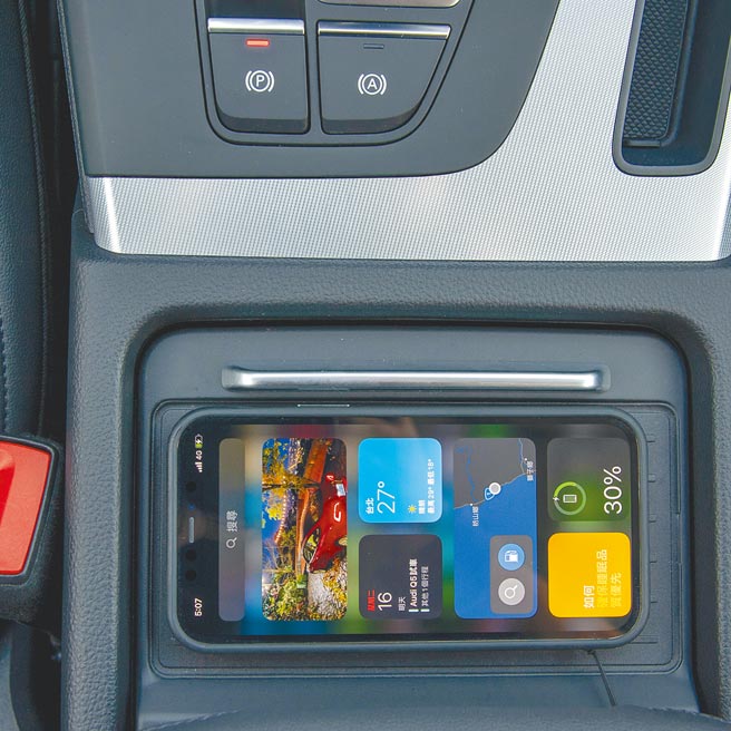 前座中央扶手有无线充电板。（陈大任摄）