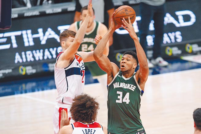 「字母哥」阿提托康波（右）以大三元助公鹿擊退巫師，單周場均數據大三元，獲選上周東區最佳球員。（美聯社資料照）