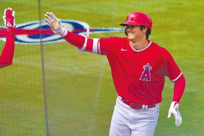 大谷翔平在熱身賽敲出雙響炮，苦主紅人右投羅倫佐恰好也是位二刀流好手。（美聯社）