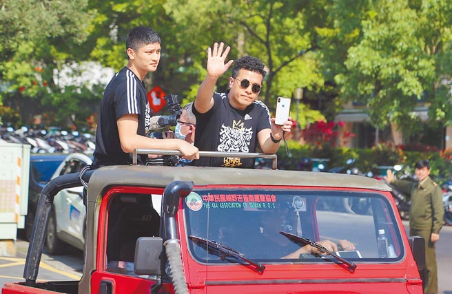 泰山高中籃球隊舉行冠軍遊行，圖為教練廖文彬（右）與球員蔡宸綱。（泰山高中提供）