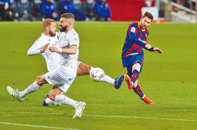 梅西（右）在开赛13分钟就漂亮踢进本季个人第20颗西甲联赛进球。（路透）