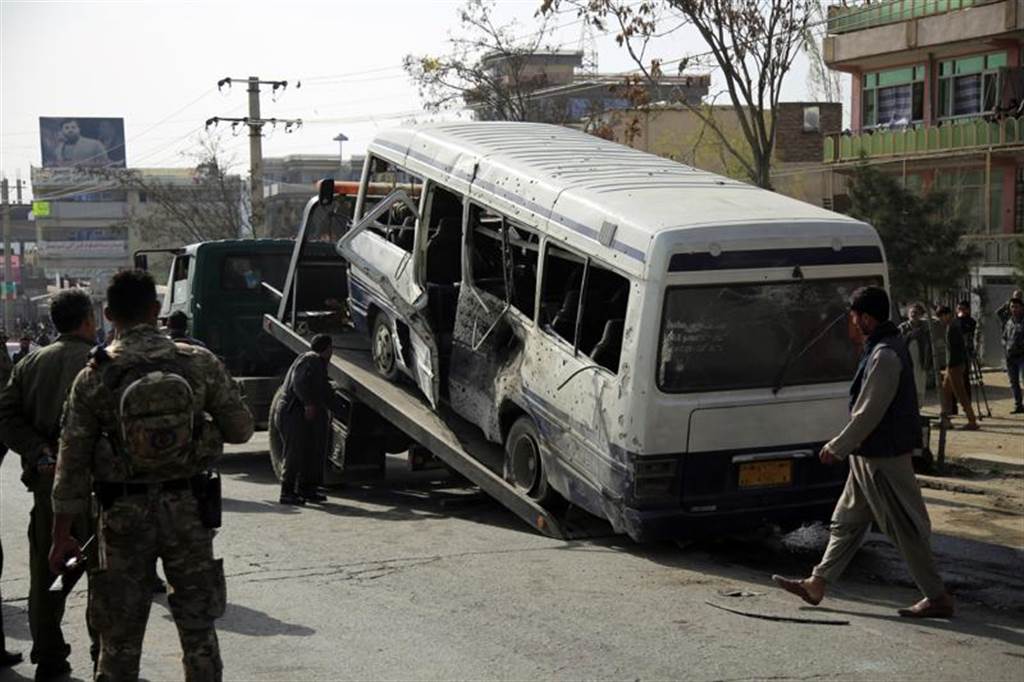 拜登才透露美军难以如期撤离阿富汗，阿富汗便有一辆巴士在喀布尔遭炸弹击中。图/美联社(photo:ChinaTimes)