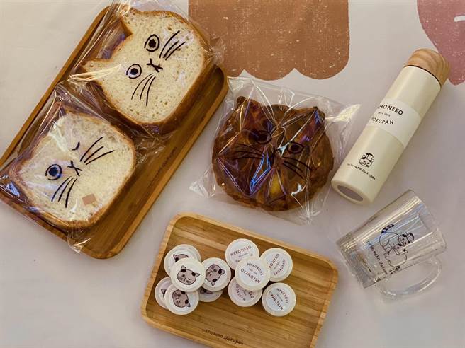 比漾广场猫咪吐司北海道牛奶&#8211;单片120元（左起顺时针）、猫咪苹果派250元、NEKO NEKO魔法瓶（独家设计款）380元、猫咪Logo带柄玻璃杯（独家插画设计）420元、手绘纸胶带180元。（比漾广场提供）