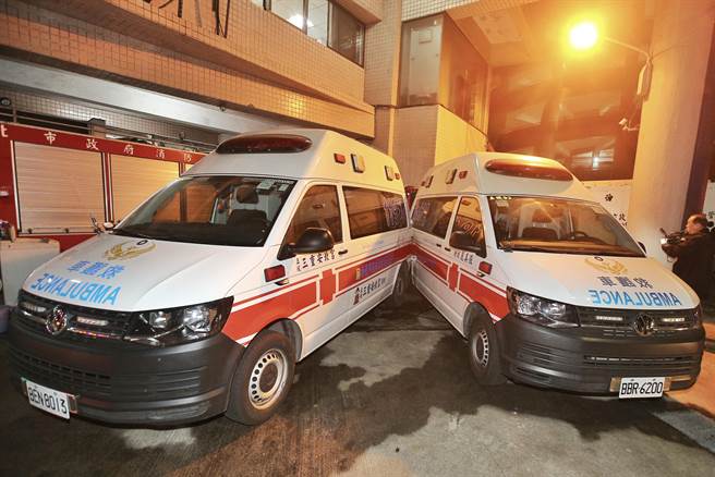 被动物管制车直击的救护车车尾在衝撞力道下，亦造成另一部救护车车损。（杜宜谙摄）