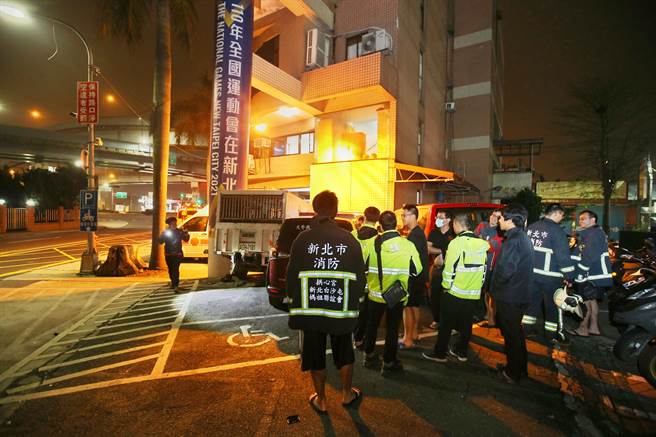 五股分队消防人员则听到声响后出来查探，发现有货车撞进分队，眾人面面相覷。（杜宜谙摄）