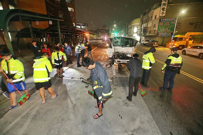 五股分队消防人员协助将车辆碎片清扫至路边。（杜宜谙摄）