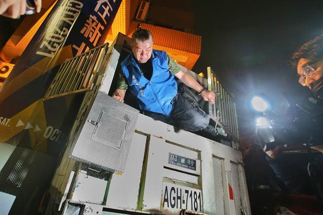 新北市政府动物保护防疫处随后派遣另一辆动物管制车前来将原车上一条龟壳花带走。（杜宜谙摄）