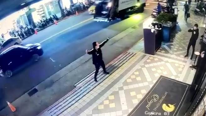 王嫌雙手各拿1個土製爆裂物，丟擲前叫大家閃遠一點。（翻攝畫面）