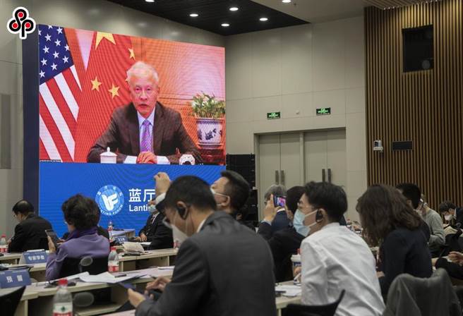 崔天凱談中美高層戰略對話：核心利益沒有任何妥協退讓餘地。圖為崔天凱今年2月22在北京「對話合作，管控分歧——推動中美關係重回正軌」藍廳論壇開幕式視訊致詞。（中新社）