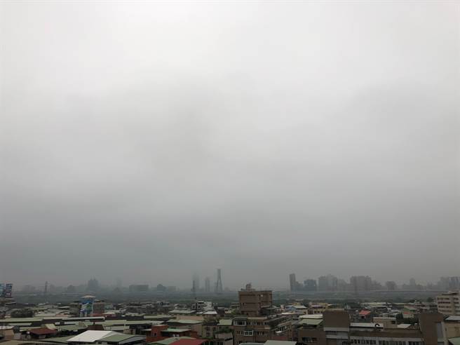 空品拉警報，雲嘉南和橋頭、楠梓地區紅害。（圖／何立雯攝）