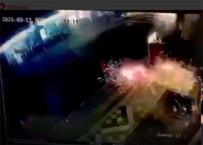 林森北酒店遭丢炸弹，爆炸瞬间路旁火光四射。(翻摄爆料公社)
