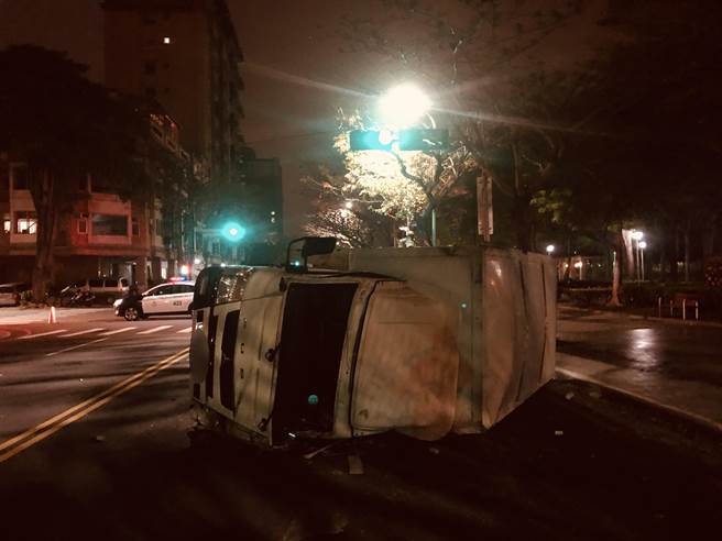 货车被撞后翻覆，车前玻璃掉落地面，造成1死1伤，小客车当场逃逸。（读者提供／张妍溱台中传真）