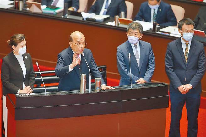 针对立委郑丽文询问大潭藻礁、反莱猪等公投如果通过了，苏内阁是否辞职下台以示负责？台上的经济部长王美花（左起）、行政院长苏贞昌、卫福部长陈时中、农委会主委陈吉仲皆无正面回应。（资料照，姚志平摄）