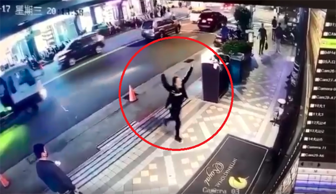 酒店门口的监视器随之曝光，男子在门口双手高举炸弹后吼叫「大家都闪开！」接着就将1枚炸弹丢在门口，炸弹随即炸出1个大火团，画面也被火光覆盖。（图／翻摄自爆料公社）