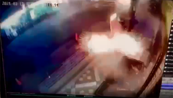 酒店门口的监视器随之曝光，男子在门口双手高举炸弹后吼叫「大家都闪开！」接着就将1枚炸弹丢在门口，炸弹随即炸出1个大火团，画面也被火光覆盖。（图／翻摄自爆料公社）